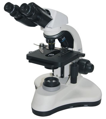 Microscope Sur Fond Blanc Avec Accessoires Pour Analyses Image